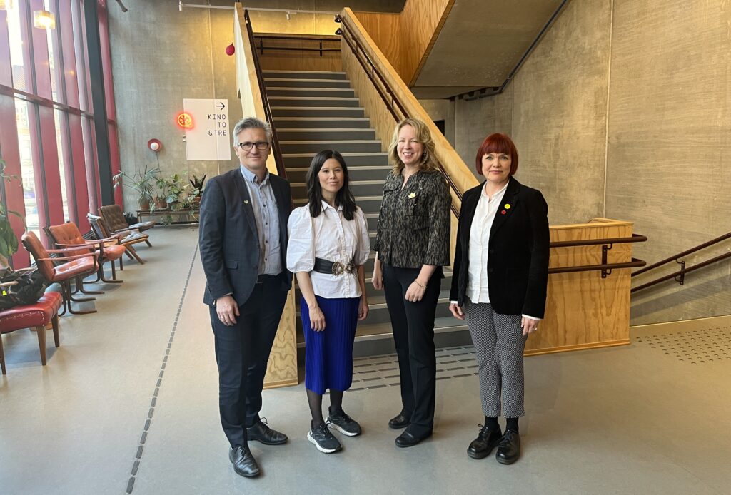 Ombud Bjørn Erik Thon, stortingspolitiker Lan Marie Berg, Canadas ambassadør Amy Baker og politisk rådgiver i Amnesty Norge Patricia Kaatee står foran en trapp på Vega Scene i Oslo. Foto