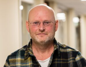 Knut Oftung, fagdirektør i Likestillings- og diskrimineringsombudet. Han er skallet, har litt skjegg og går med briller. Han har på seg svart og kul skjorte. Foto