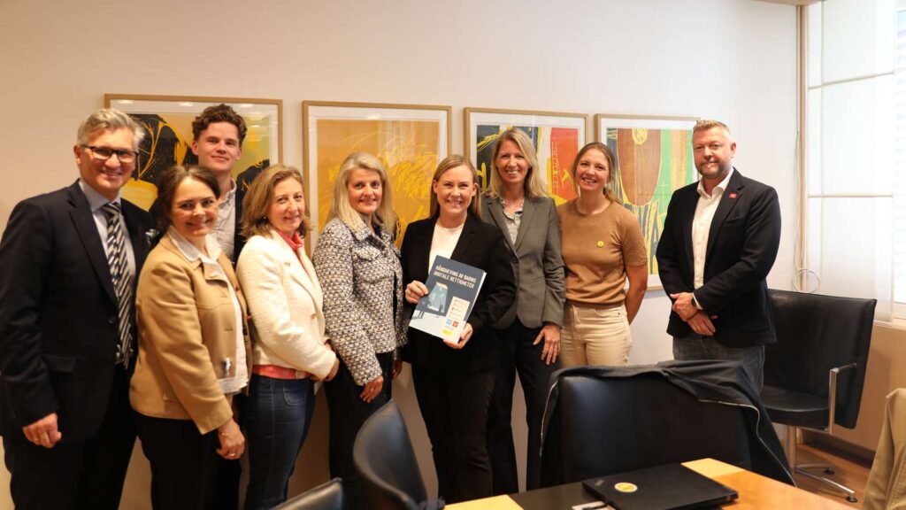 Representanter for Likestillings- og diskrimineringsombudet, Kreftforeningen, Redd Barna, Barneombudet, Forbrukerrådet, UNICEF Norge, Nasjonalforeningen for folkehelsen, Press og Amnesty poserer sammen med barne- og familieminister Lene Vågslid mens de fremmer krav for å sikre mer effektiv håndheving av barns digitale rettigheter.