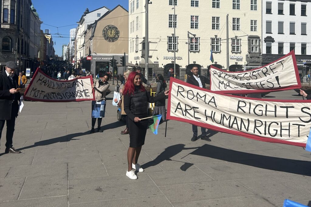 Representanter for roma befolkningen i Norge demonstrerer på Jernbanetorget i Oslo og holder paroler der det blant annet står "Handlingsplan mot antisiganisme" og "rome rights human rights".