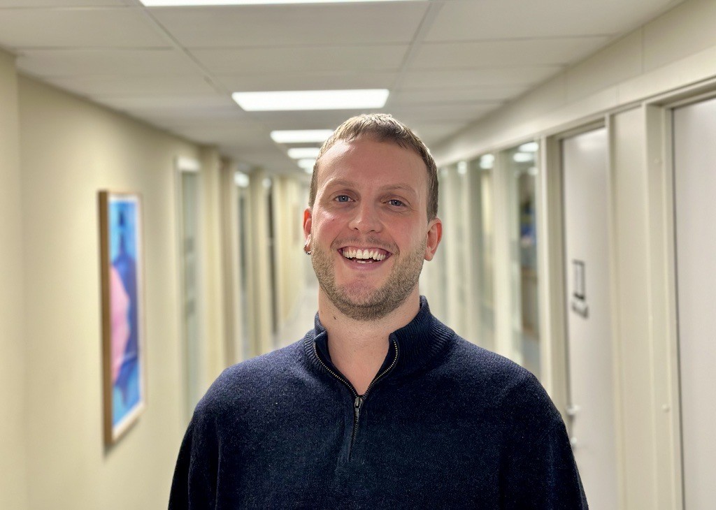 Andreas Erichsen er jurist og seniorrådgiver i ombudet. Han har kort lyst hår, kort skjegg og er iført mørkeblå genser. Foto