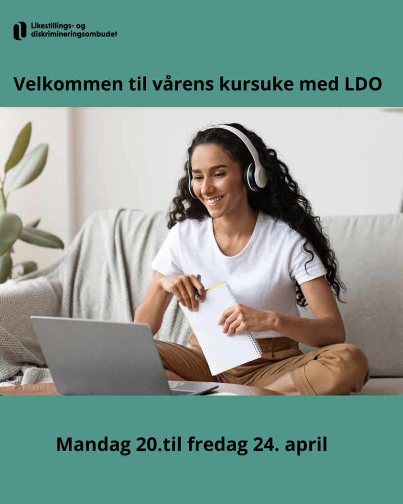 En kvinne sitter i en sofa. Forran