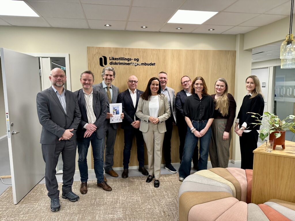 Representanter for Nærings- og fiskeridepartementet, Sjøfartsdirektoratet, Fiskeridirektoratet, Likestillings- og diskrimineringsombodet (LDO), Norsk Sjømannsforbund, Fiskebåt, Havfiskeflåtens Organisasjon, Norges Fiskarlag, Sjømat Norge, Norges Kystfiskarlag, Pelagisk forening, Hun Fisker og Norges Sildesalgslag poserer for pressen mens det tas et gruppebilde.