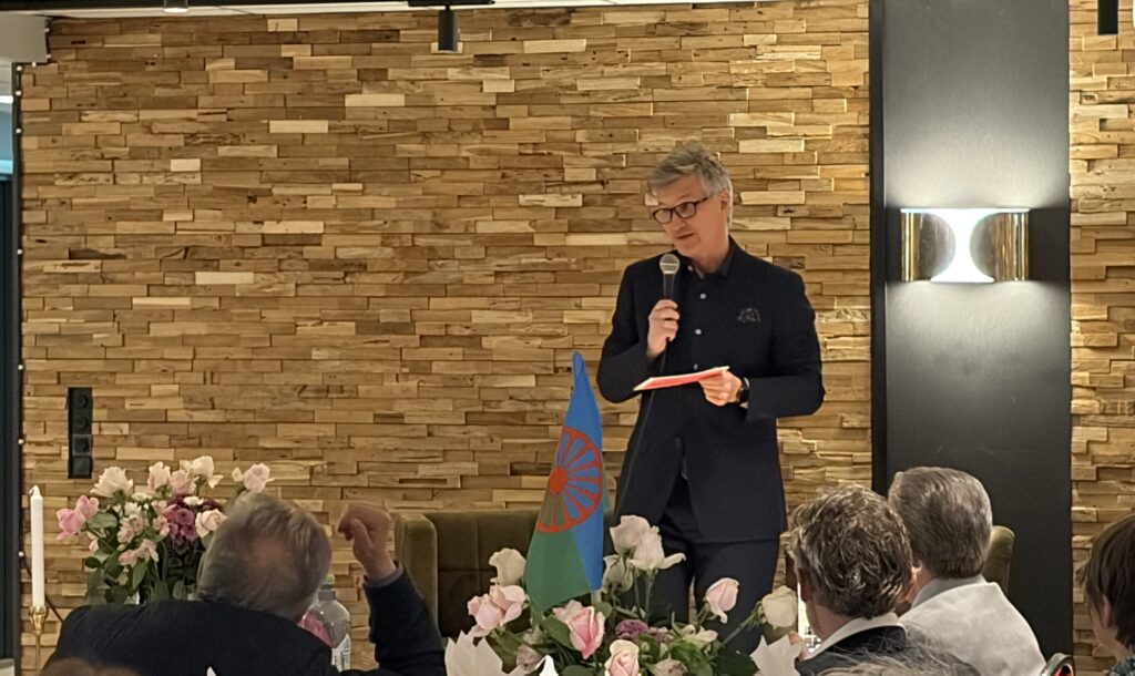 Likestillings-og diskrimineringsombud Bjørn Erik Thon prater for en forsamling. 