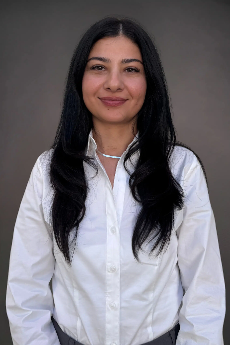 Bildet forestiller en kvinne med halvlangt sort hår. Hun har på seg hvit overdel, og ser inn i kameraet. Bakgrunnen er mørkegrå. Kvinnen heter Sonia Nemati, og er advokat.