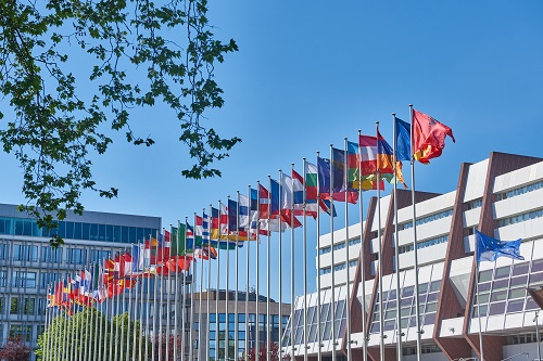 Bilde viser ECRIs hovedkvarter, med alle medlemmers flagg vaiende utenfor bygget