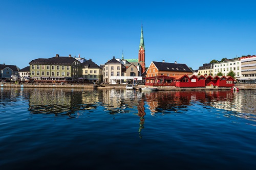 Bilde av byen Arendal sett fra vannet