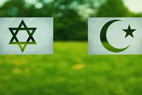 Symbol for Jødedom og Islam med grønt gress og grønne trær i bakgrunnen.