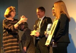 Juryleder Guri Hjeltnes deler ut Benjaminprisen til Sjøvegan skole.