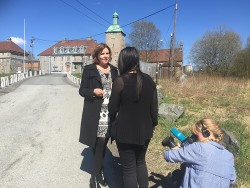 Ombud Hanne Bjurstrøm intervjues av NRK foran et fengselsbygg